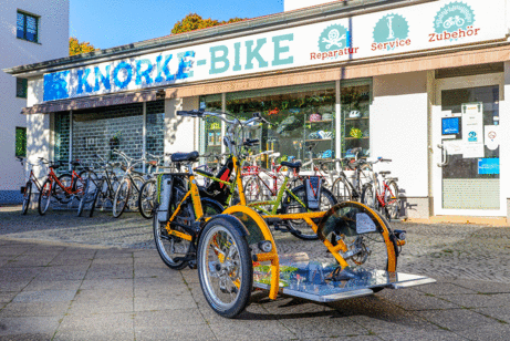 Rollstuhlfahrräder mieten, testen, kaufen bei Knorke-Bike in Magdeburg Rollstuhlfahrrad vor mit Fahrradladen Knorke-Bike in Magdeburg