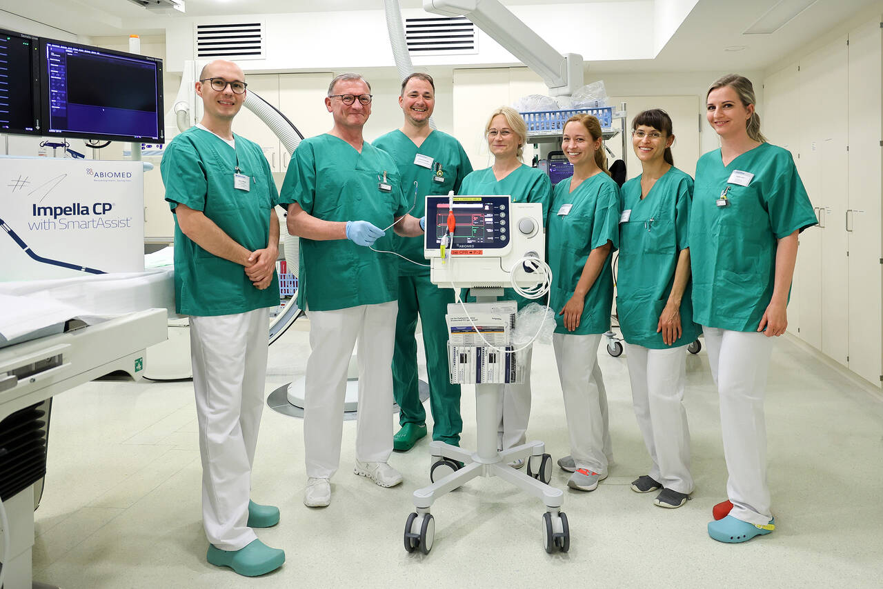 Innovative Behandlung von Herzpatienten: Mikropumpe sichert Überleben bei Hochrisikoeingriffen OP-Team Innere Klinik der Pfeifferschen Stiftungen