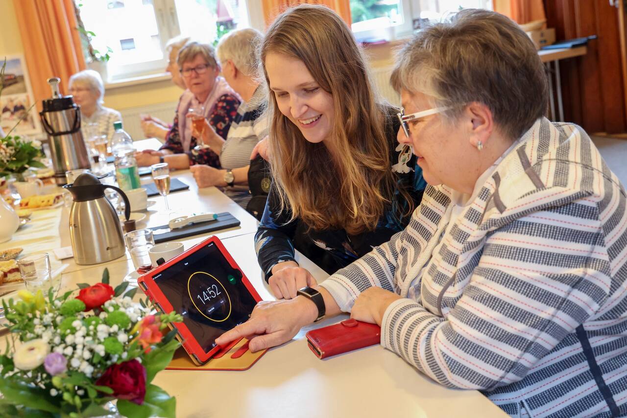 Neues Förderprojekt im Quartier Letzlingen – »Digital und selbstbestimmt altern auf dem Land 2.0« Junge Ehrenamtliche erklärt Seniorin Tablet-Funktionen