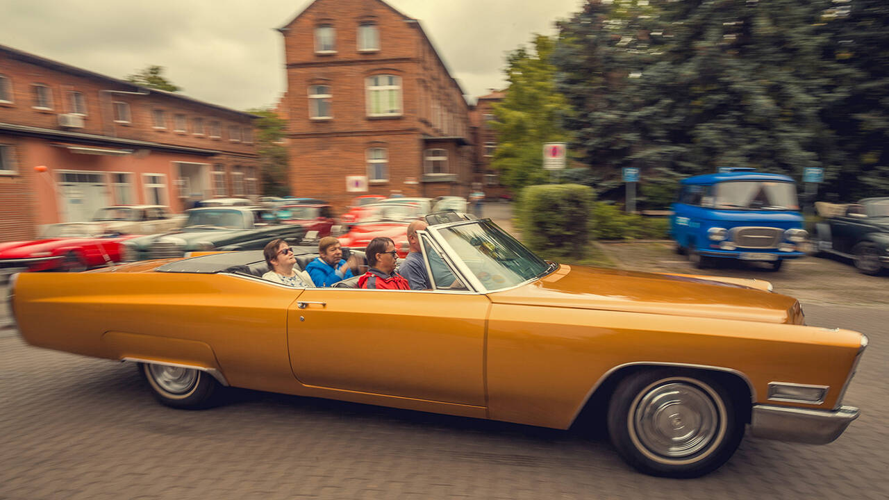Ein Stück Freiheit: Menschen mit Behinderung und Senioren unterwegs in Oldtimern Ausfahrt mit einem Oldtimer
