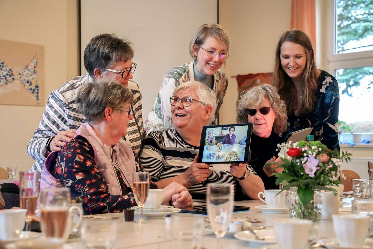 Auszeichnung für Seniorenprojekt in Letzlingen »Digital und selbstbestimmt altern auf dem Land« Seniorinnen mit Tablets