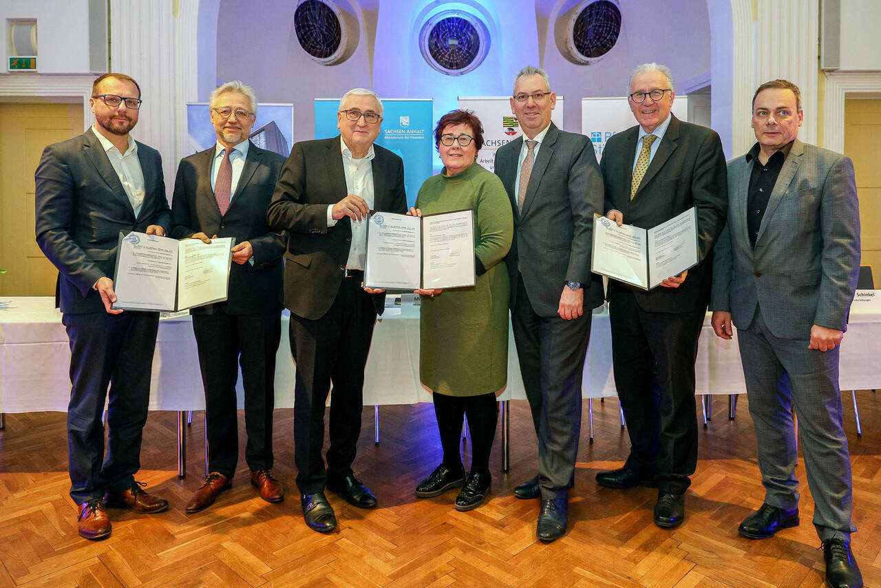 Universitätsmedizin Magdeburg und Pfeiffersche Stiftungen unterzeichnen wegweisenden Kooperationsvertrag Vertreter der Universitätsmedizin, der Pfeifferschen Stiftungen und der Landesregierung