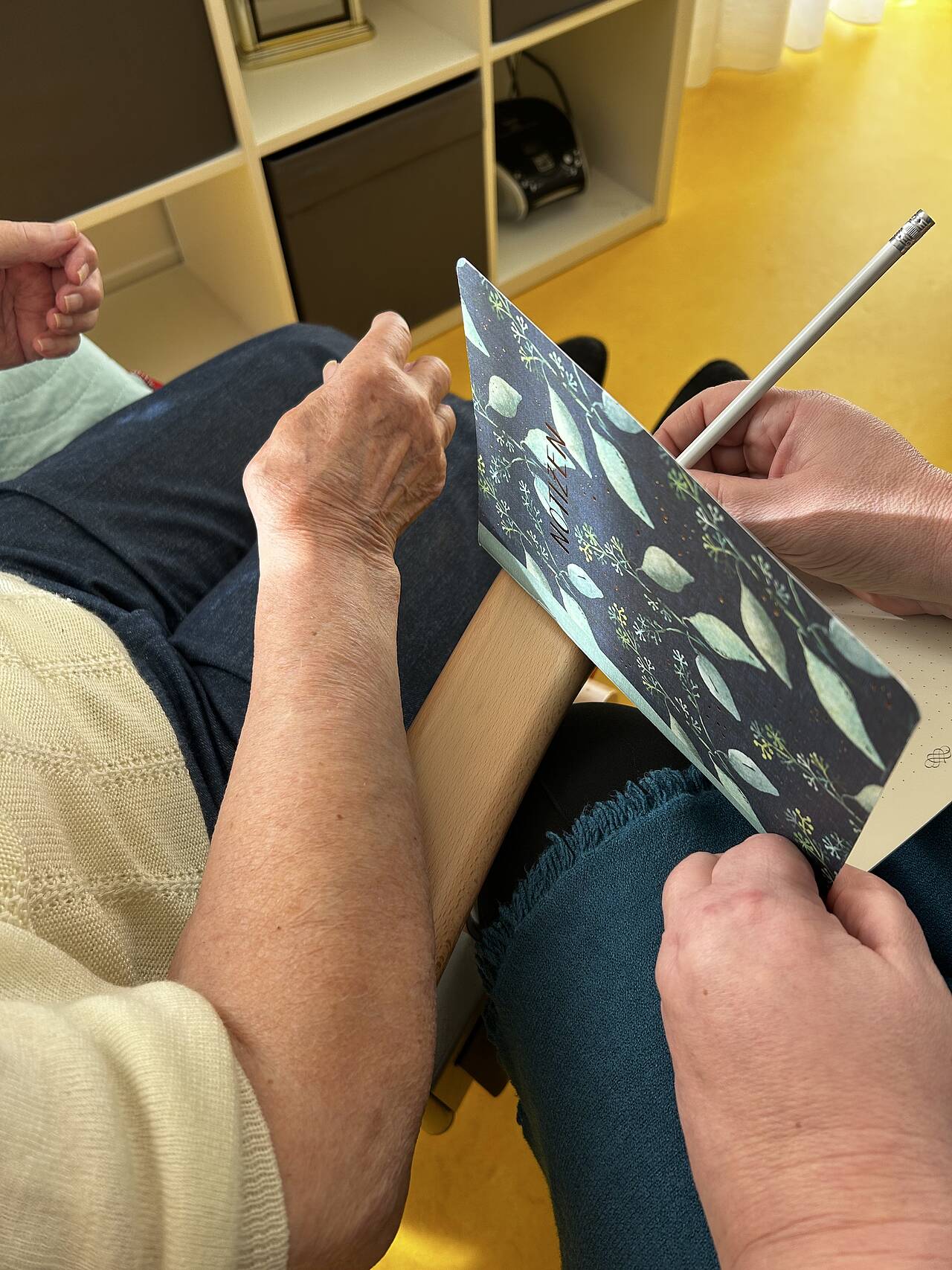 Die Möglichkeiten der Begleitung Sterbender sind vielfältig Notizbuch in den Händen einer Seniorin