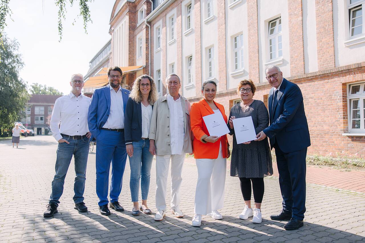 Pfeiffersche Stiftungen erhalten 30 Millionen Euro aus Corona-Sondervermögen für Neugestaltung von Wohnheimen Ministerin Grimm-Benne übergibt den Förderbescheid an die Vertreter der Pfeifferschen Stiftungen