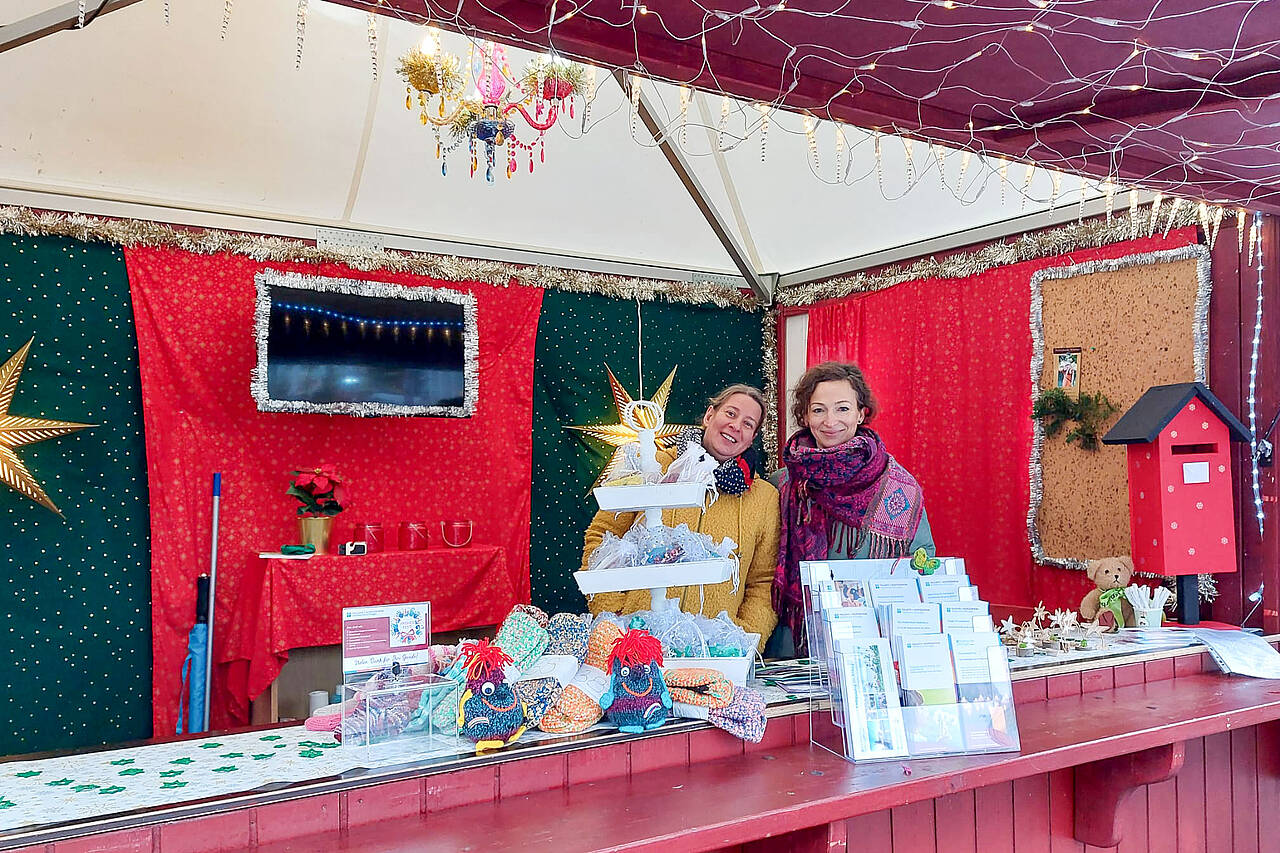 Palliativzentrum präsentiert sich in der Vereinshütte auf dem Magdeburger Weihnachtsmarkt Palliativzentrum Pfeiffersche Stiftungen in der Vereinshütte auf dem Magdeburger Weihnachtsmarkt