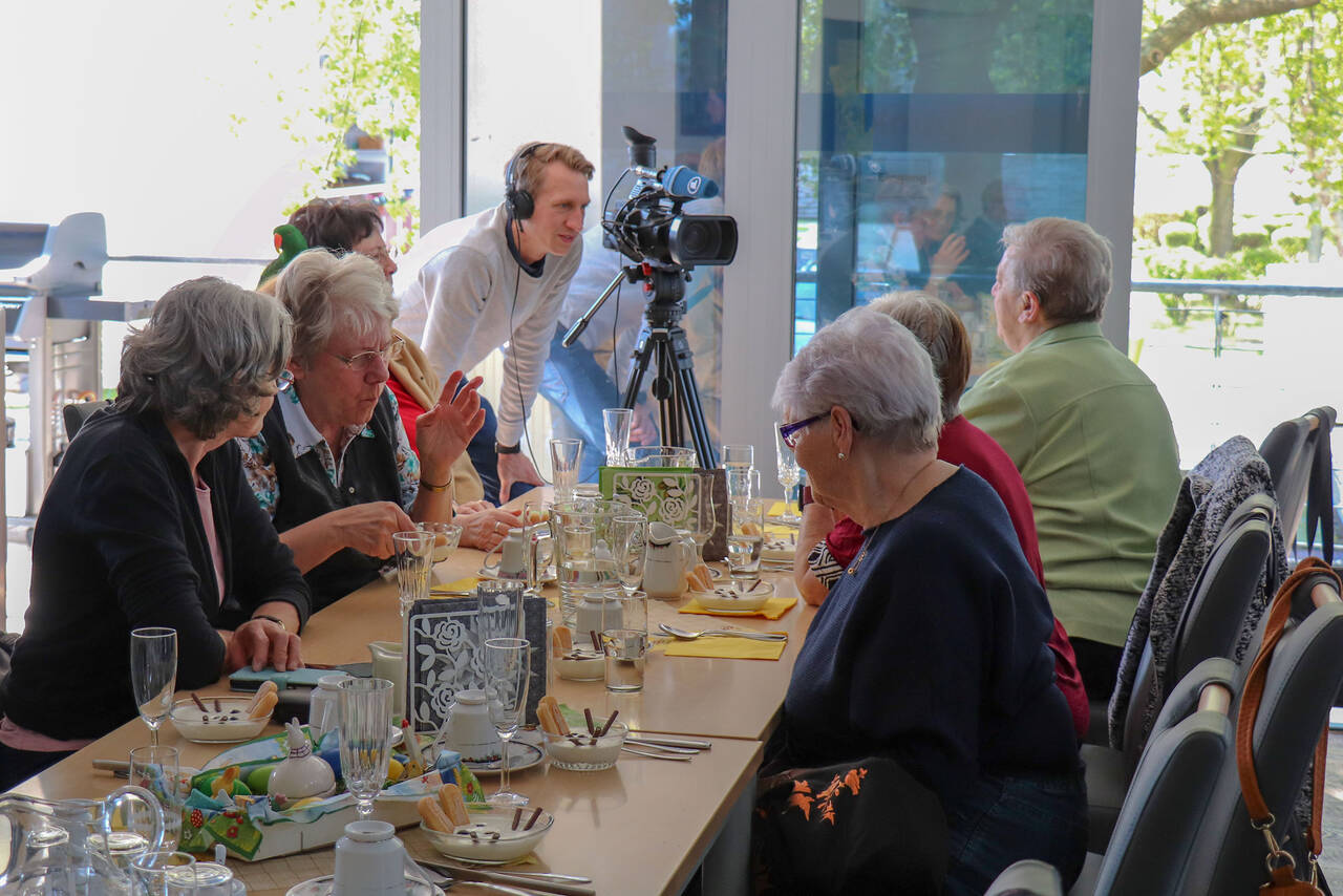 Gut gegen Einsamkeit: MDR FERNSEHEN dreht in Pfeiffers „Treffpunkt Wohncafé“ MDR-Team dreht im Treffpunkt Wohncafé