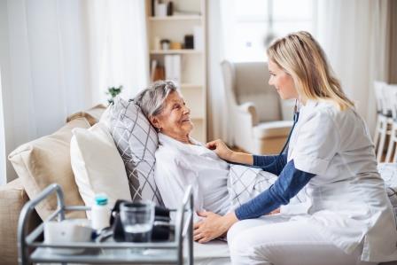 In Würde zuhause sterben – das wünschen sich die meisten Menschen Ärztin versorgt schwerstkranke Seniorin