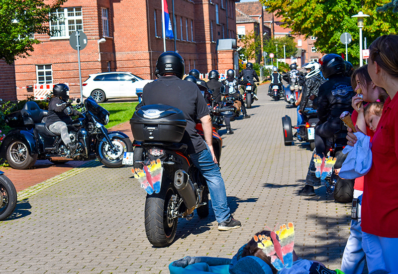 Motorräder vor dem Kinderhospiz