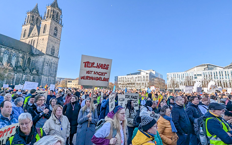 Im Oktober 2024 protestierten Einrichtungen der Eingliederungshilfe in Sachsen-Anhalt gegen Kürzungspläne der Landesregierung Demonstration gegen Kürzungen in der Eingliederungshilfe