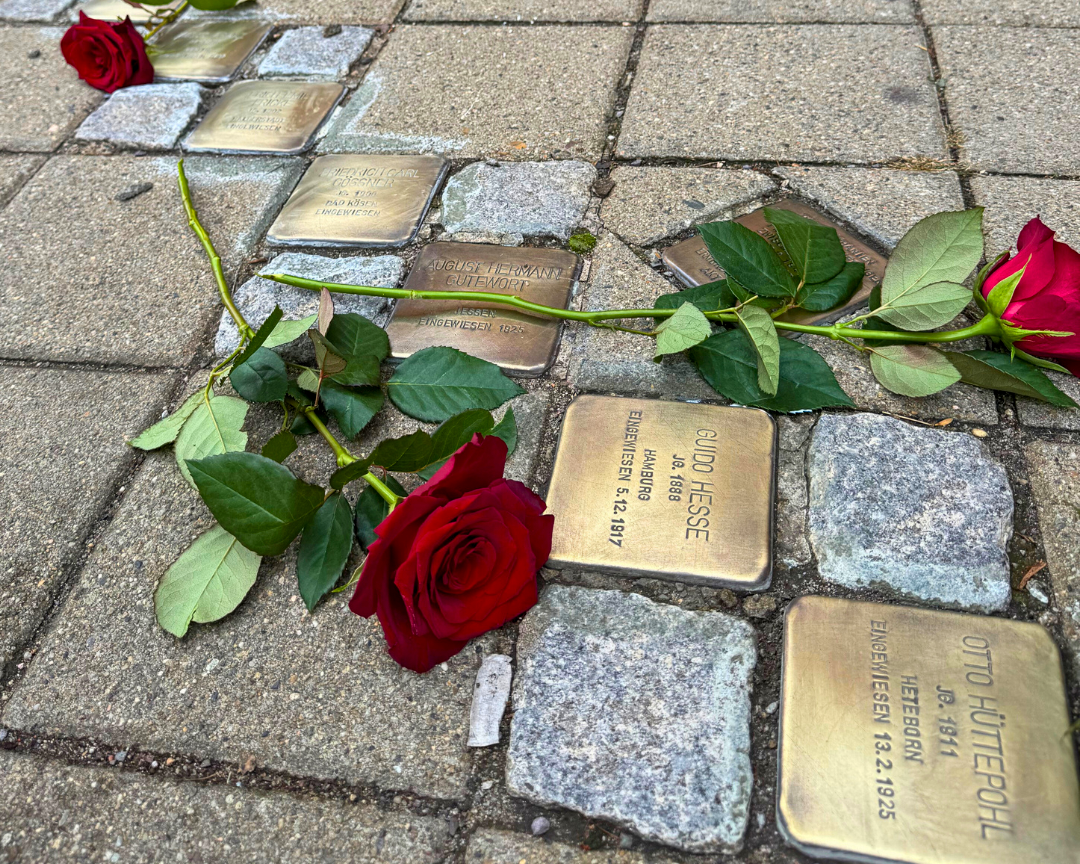 Gegen das Vergessen: Pfeiffersche Stiftungen besiegeln Patenschaft für Stolpersteine Stolpersteine vor den Pfeifferschen Stiftungen