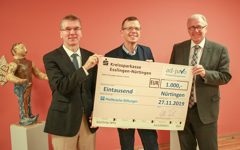 Vom Geschäftspartner zum Förderer: Nürtinger Unternehmen ad-juvo unterstützt Stiftungsarbeit ad-juvo-Geschäftsführer Christian Bürk mit dem Vorstand der Stiftungen