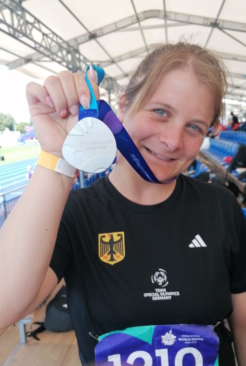 Annekatrin Schache freut sich über ihr Staffel-Silber Annekathrin Schache mit Silber in der 4x400 Meter-Staffel